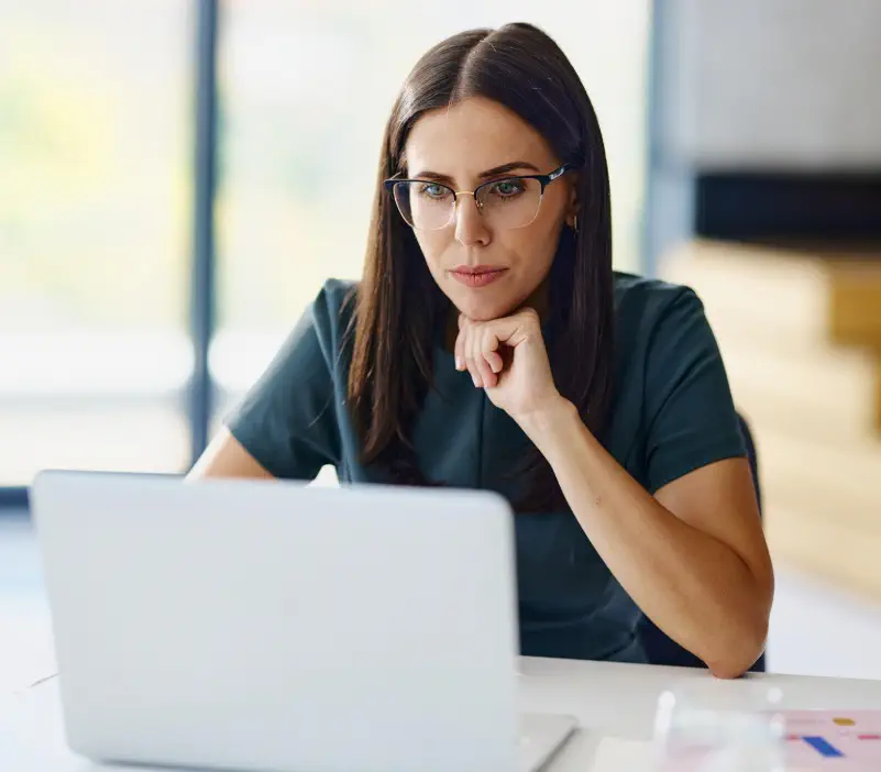 Dirigeante au travail confrontée à la pression professionnelle